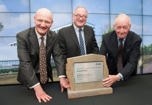 Дэвид Уиллеттс, Жан-Жак Дорден и Рой Гибсон демонстрируют мини-монумент, который уже в 2015 году будет стоять во дворе нового учреждения